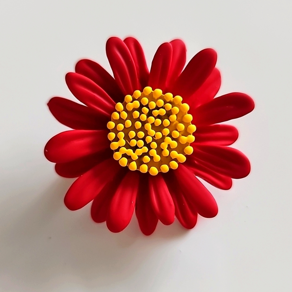 Red Daisy Flower Brooch / Pin